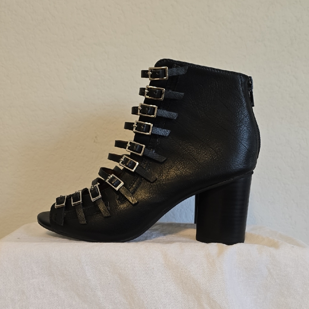 Jeffrey Campbell "Houdini-2" Black Buckle Mid Ankle Sandal. Size 7.5M